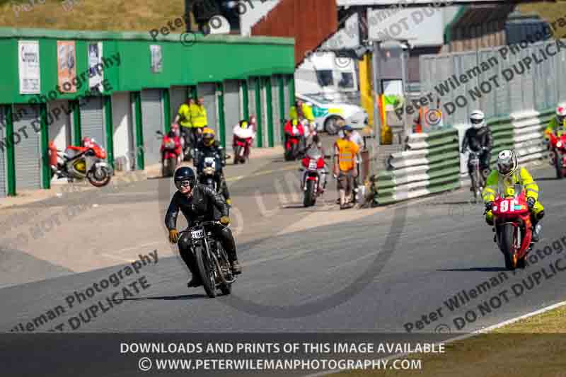 Vintage motorcycle club;eventdigitalimages;mallory park;mallory park trackday photographs;no limits trackdays;peter wileman photography;trackday digital images;trackday photos;vmcc festival 1000 bikes photographs